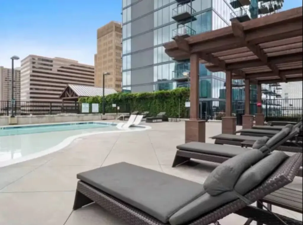 5dc43e99 5af1 43e6 9f4f 77a6363bcbfe